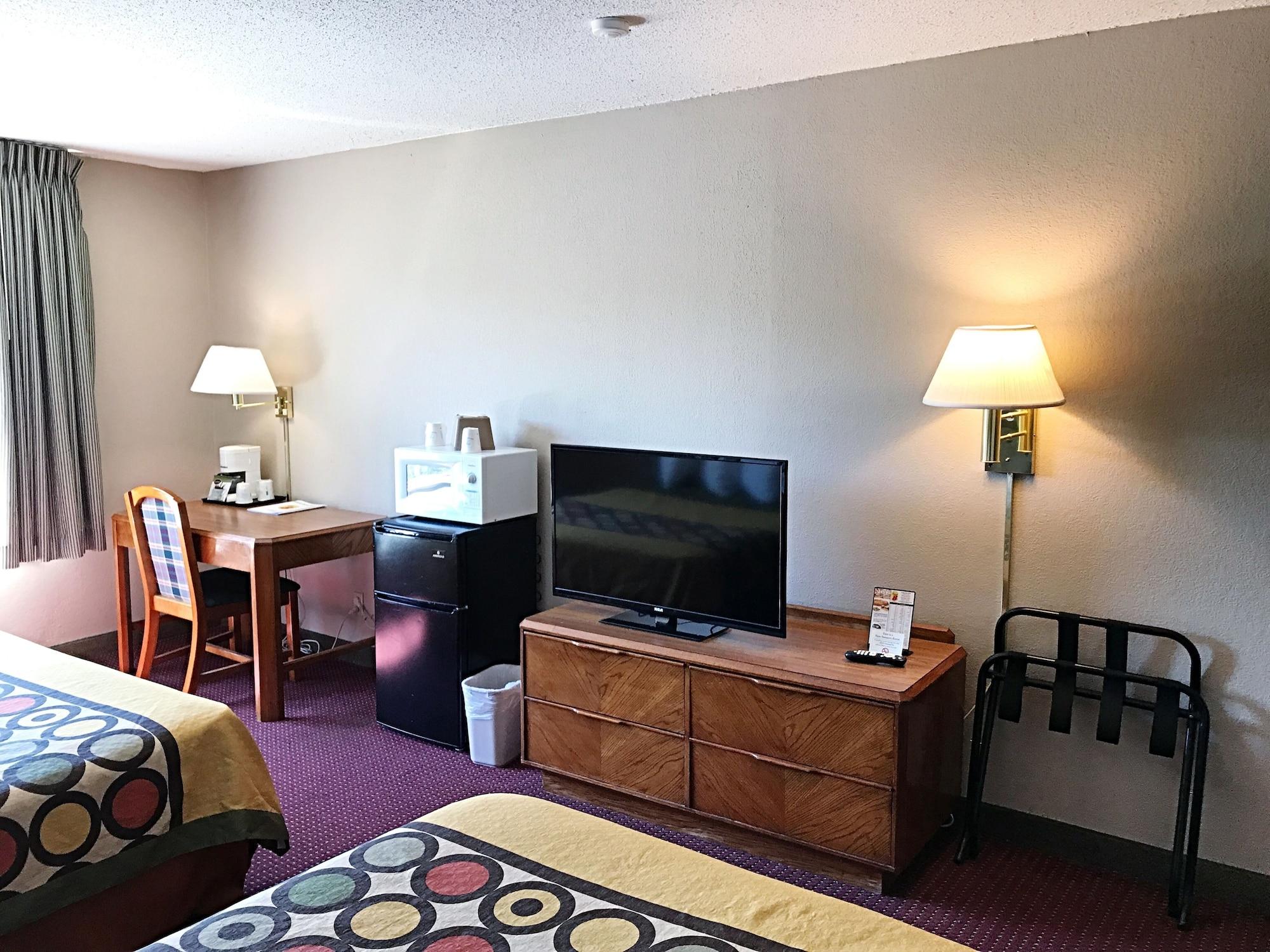Super 8 By Wyndham Madison East Hotel Exterior photo