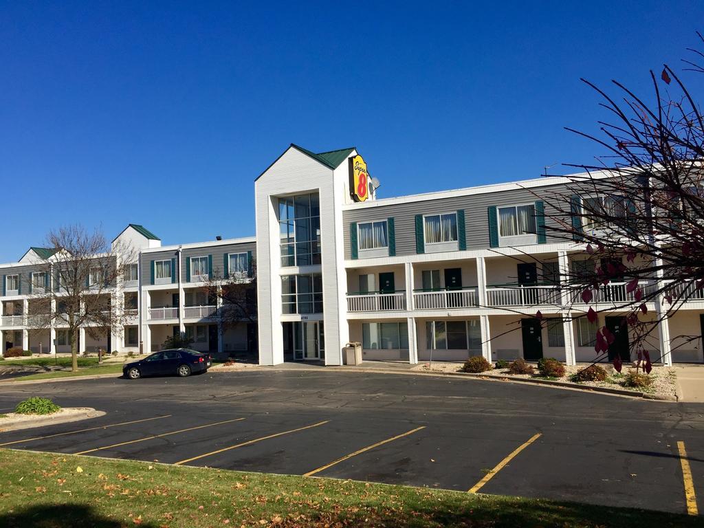 Super 8 By Wyndham Madison East Hotel Exterior photo