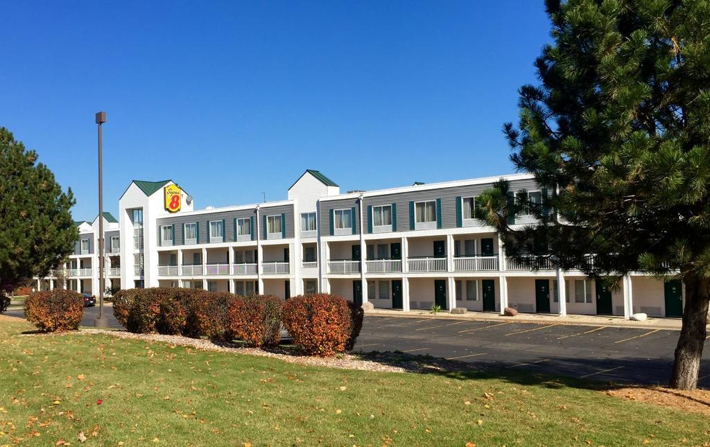Super 8 By Wyndham Madison East Hotel Exterior photo