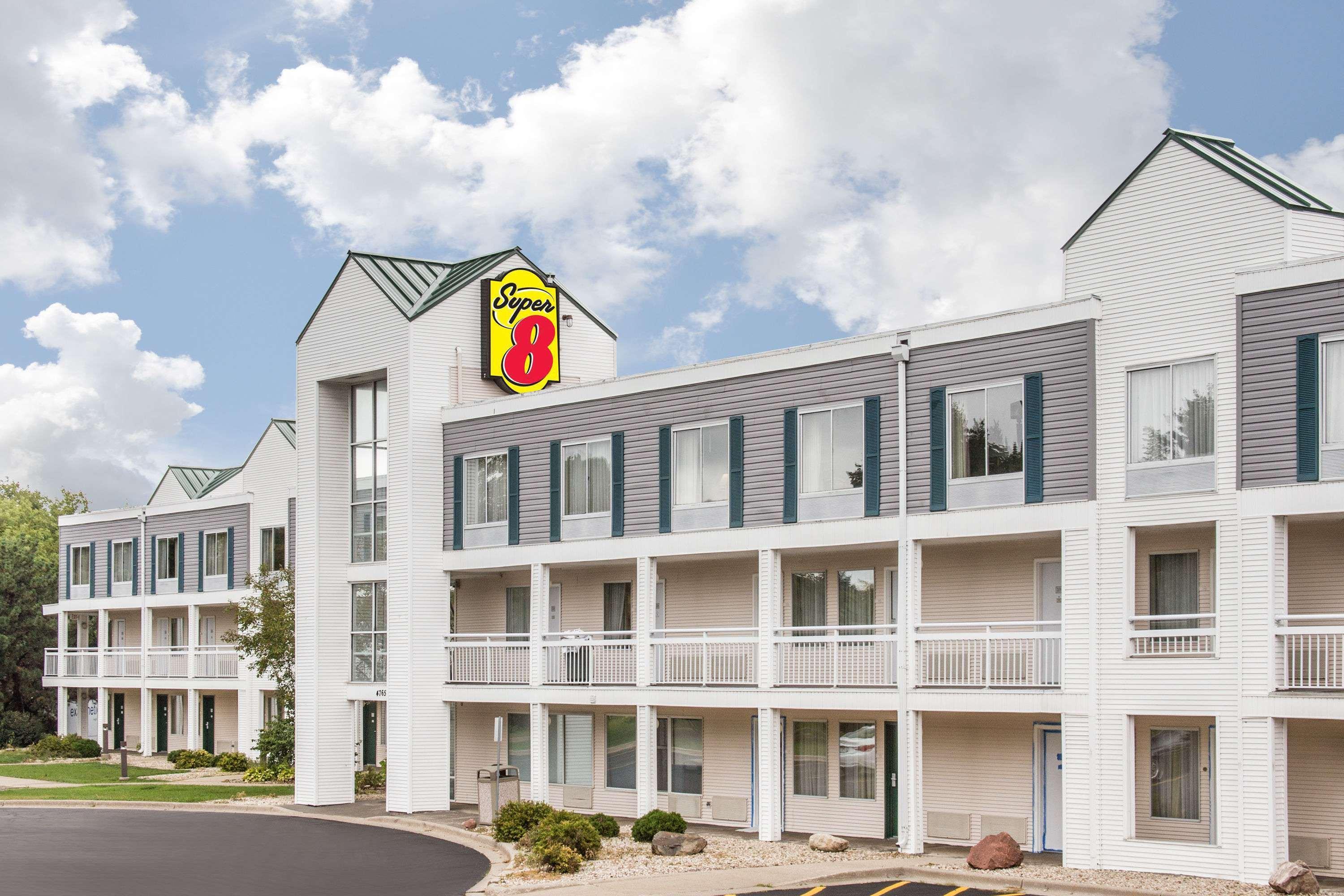 Super 8 By Wyndham Madison East Hotel Exterior photo