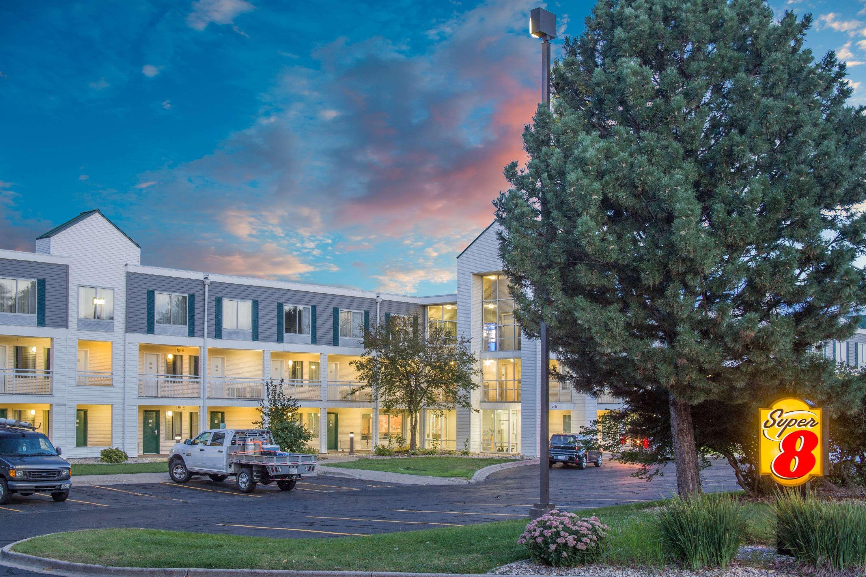 Super 8 By Wyndham Madison East Hotel Exterior photo