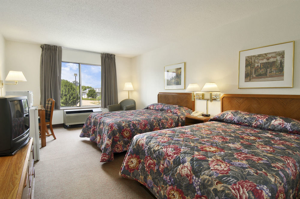 Super 8 By Wyndham Madison East Hotel Exterior photo