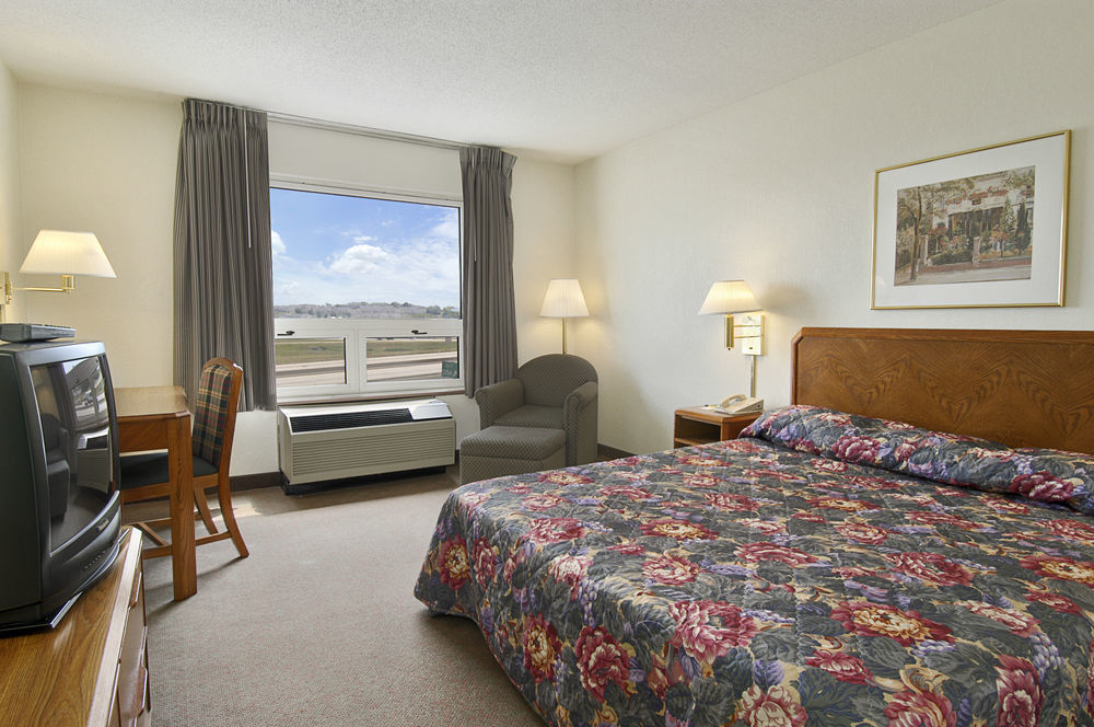 Super 8 By Wyndham Madison East Hotel Room photo