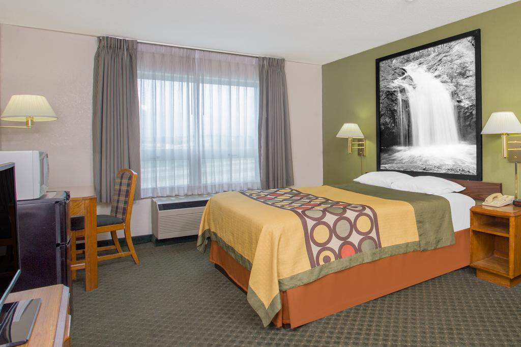 Super 8 By Wyndham Madison East Hotel Exterior photo