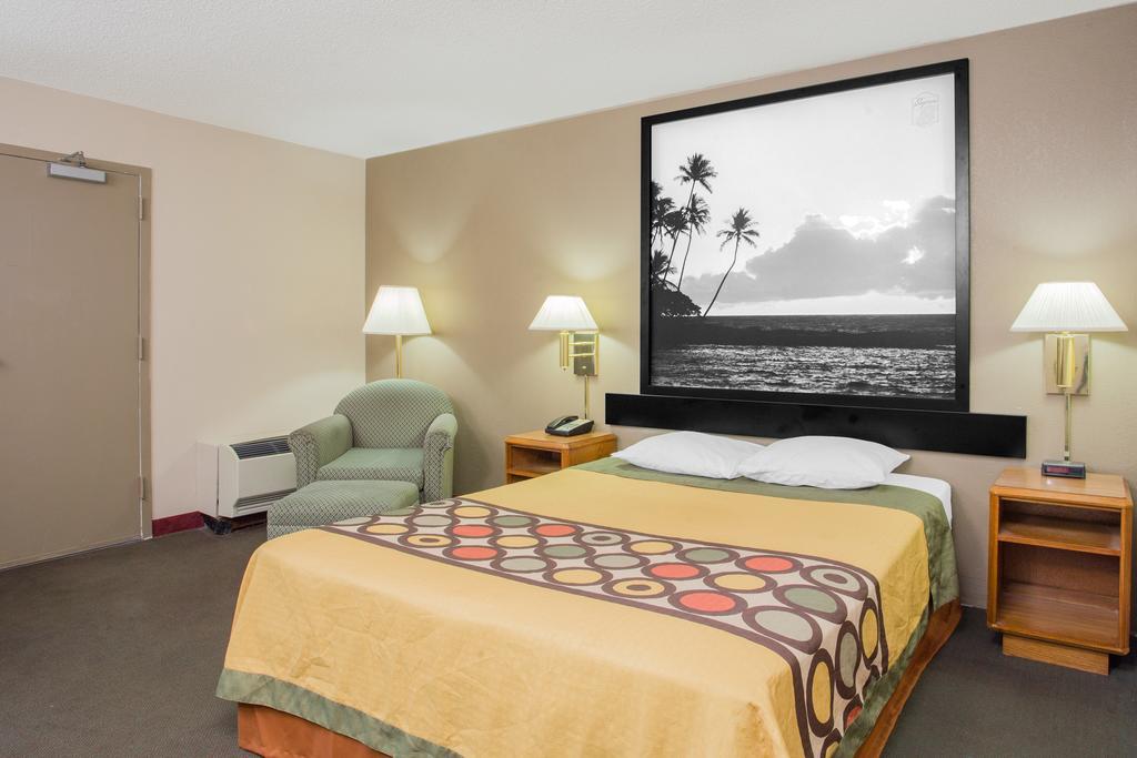 Super 8 By Wyndham Madison East Hotel Exterior photo