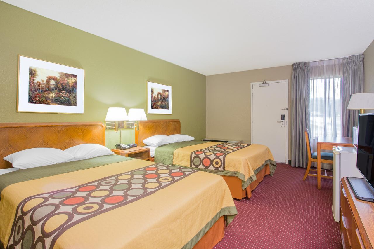 Super 8 By Wyndham Madison East Hotel Exterior photo