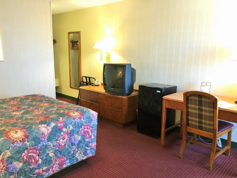 Super 8 By Wyndham Madison East Hotel Exterior photo