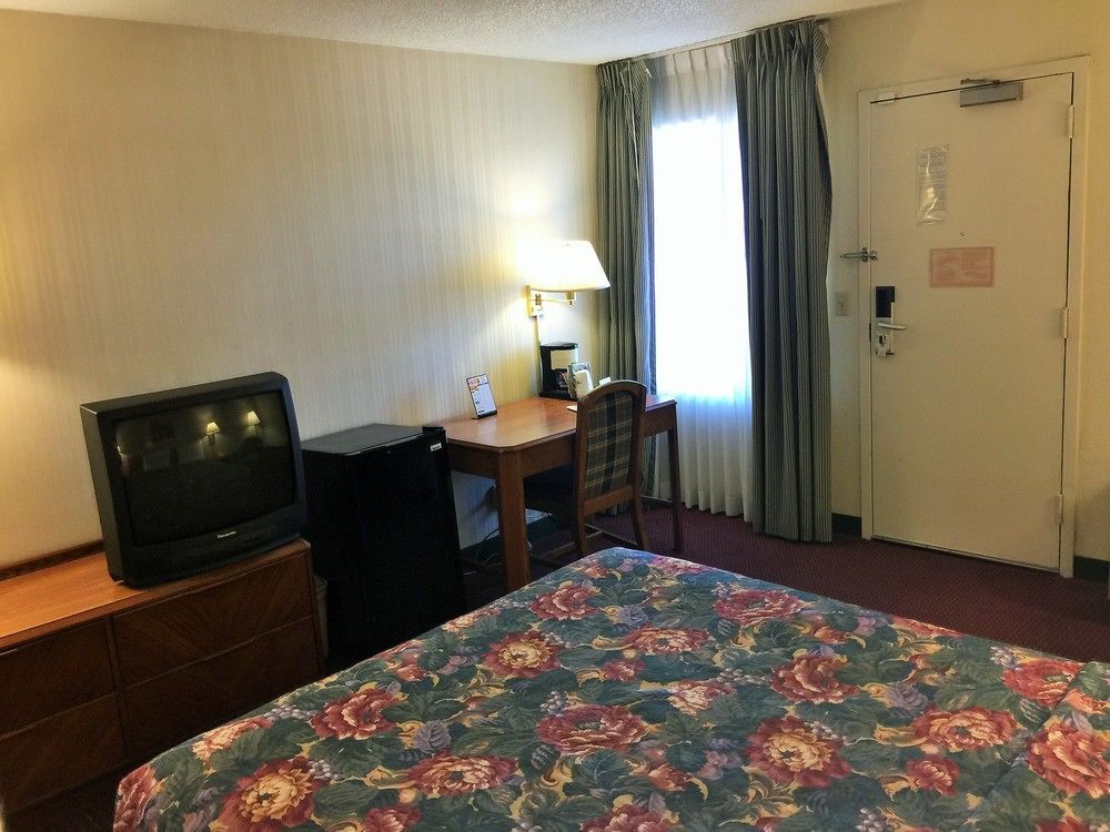 Super 8 By Wyndham Madison East Hotel Exterior photo