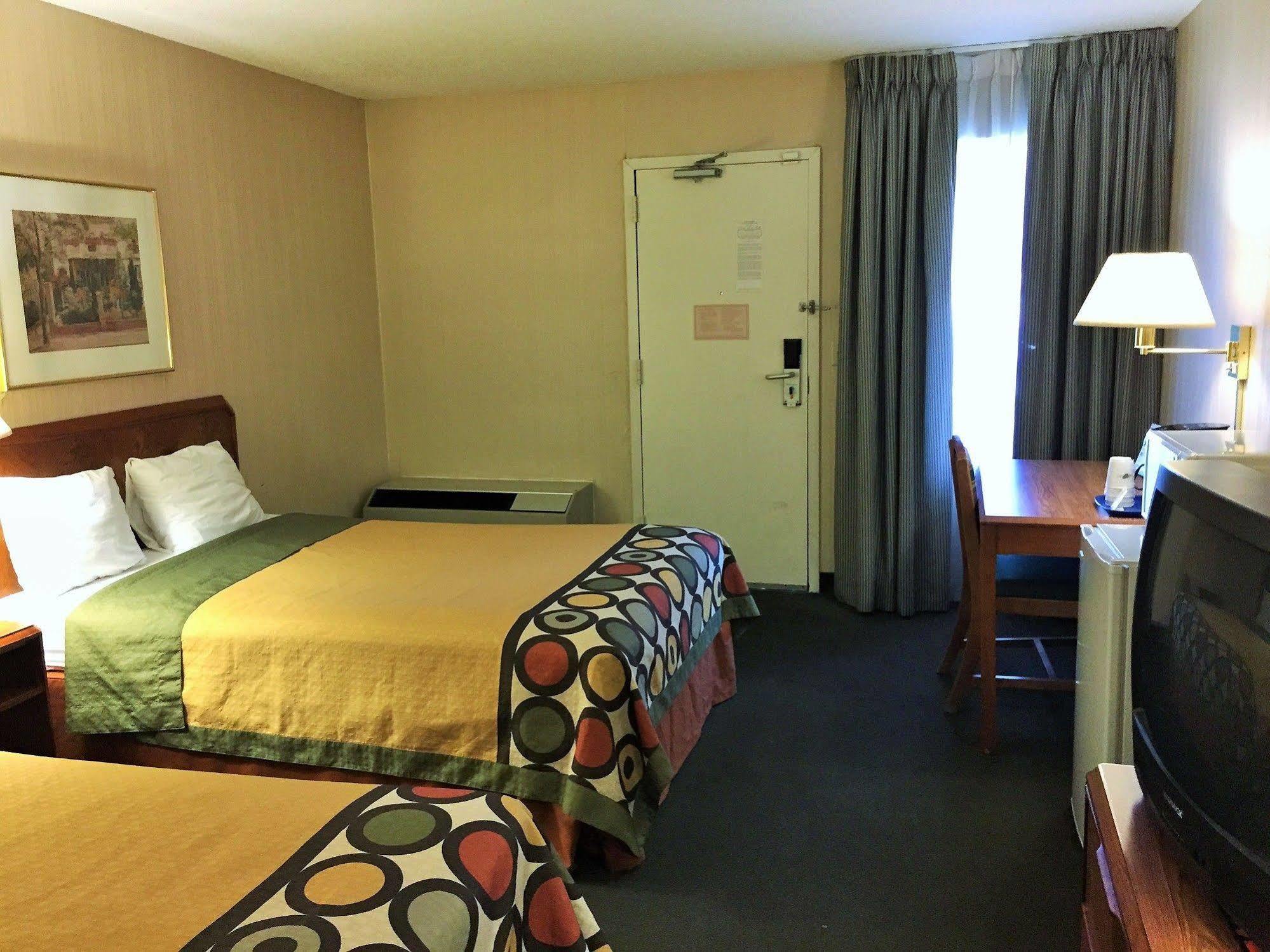 Super 8 By Wyndham Madison East Hotel Exterior photo