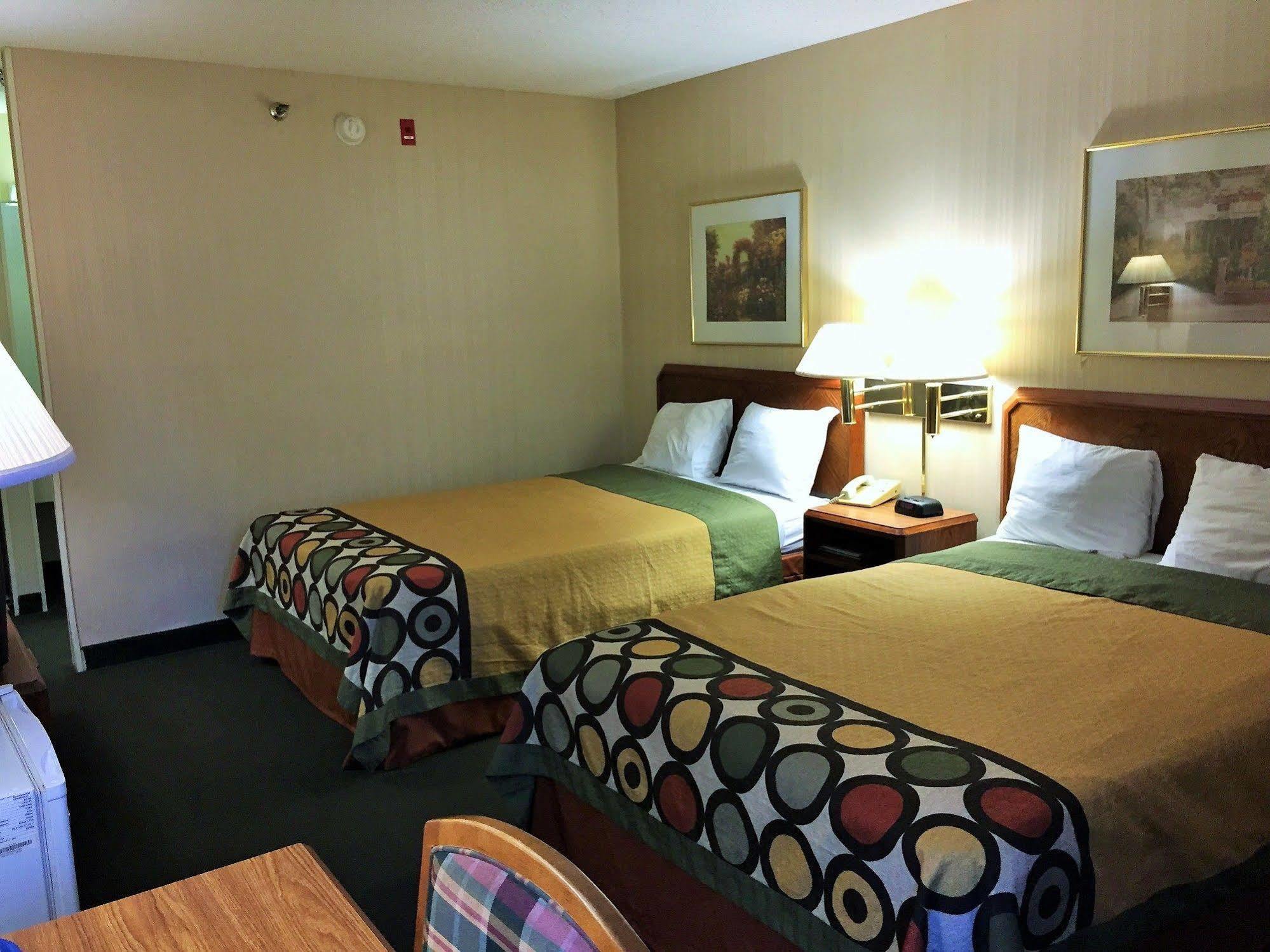 Super 8 By Wyndham Madison East Hotel Exterior photo