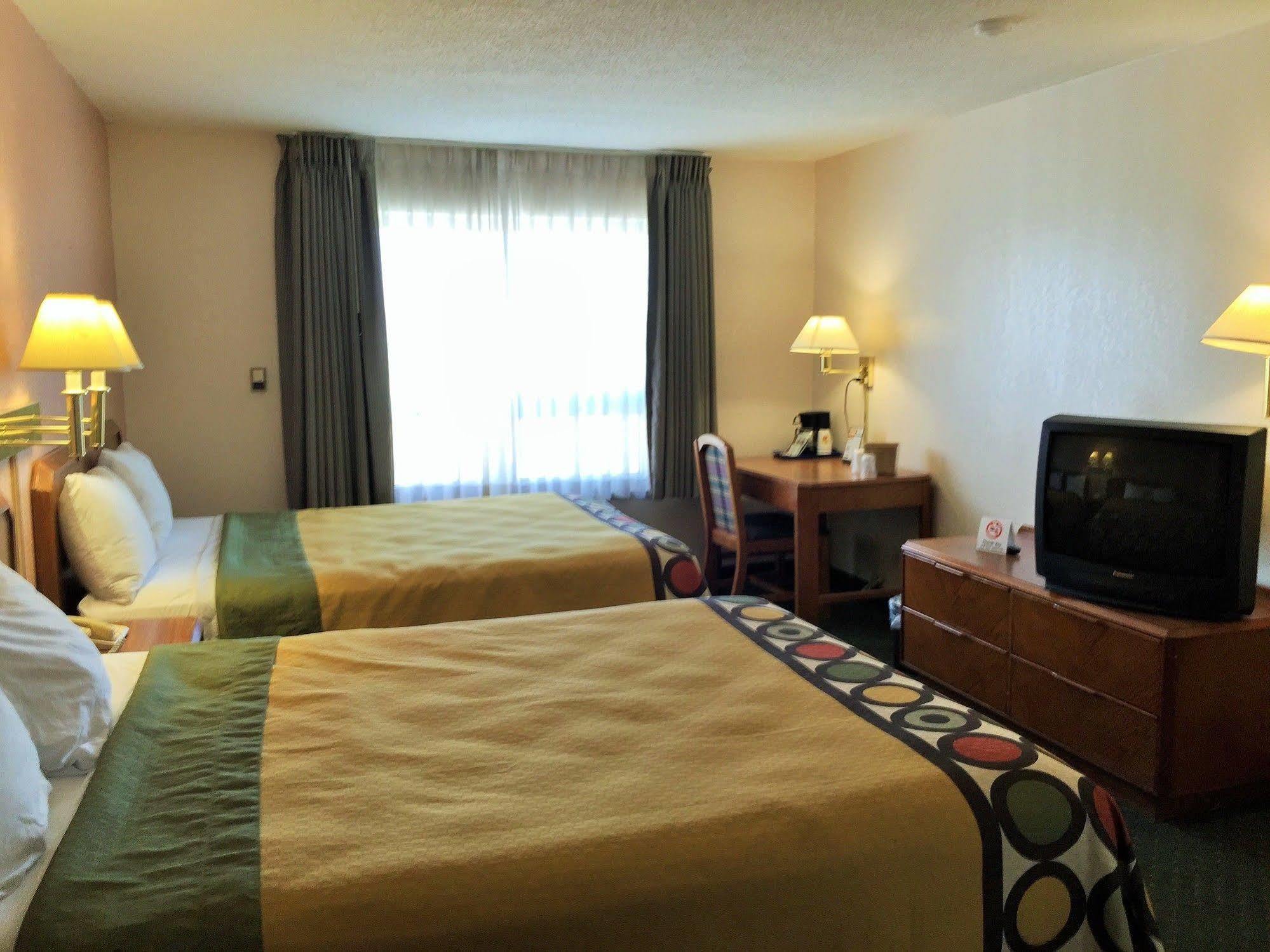 Super 8 By Wyndham Madison East Hotel Exterior photo
