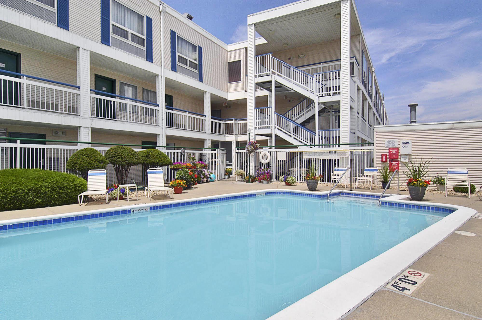 Super 8 By Wyndham Madison East Hotel Exterior photo